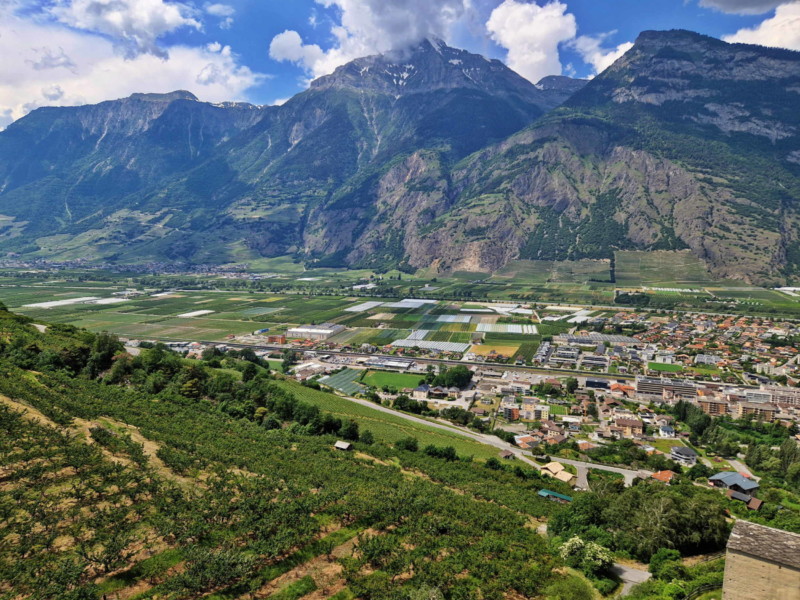 Vue direction nord-ouest depuis le sommet de la tour de Saxon en Valais, suisse