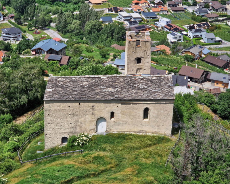 Une vue rappochée de l'église depuis le sommet de la tour.