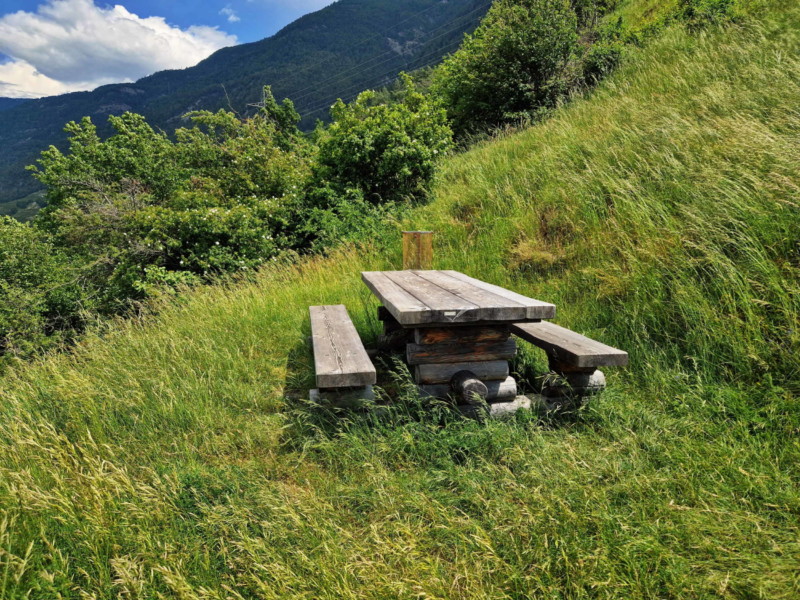 Une jolie table de pique-nique à côté de la chapelle.