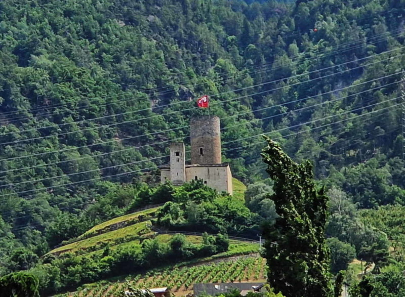 Un zoom sur la tour devant laquelle se trouve la chapelle.