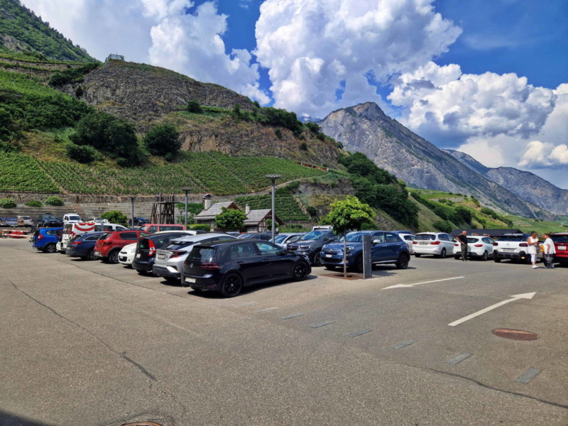 Le parking à côté de la vieille ville.