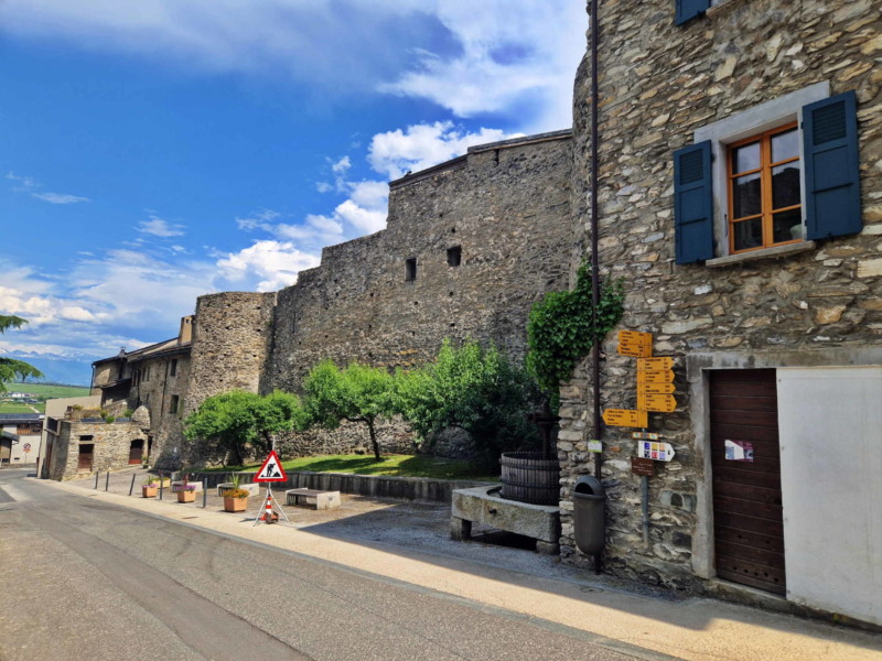 Les remparts le long du Bourg médiéval de Saillon en sortant du parking. Le chemin monte sur la droite (direction sud-ouest). Château de Saillon