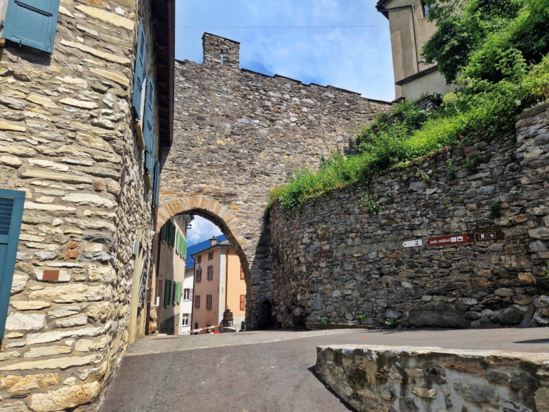 On passe à côté d'une porte d'accès à la vieille ville. Château de Saillon