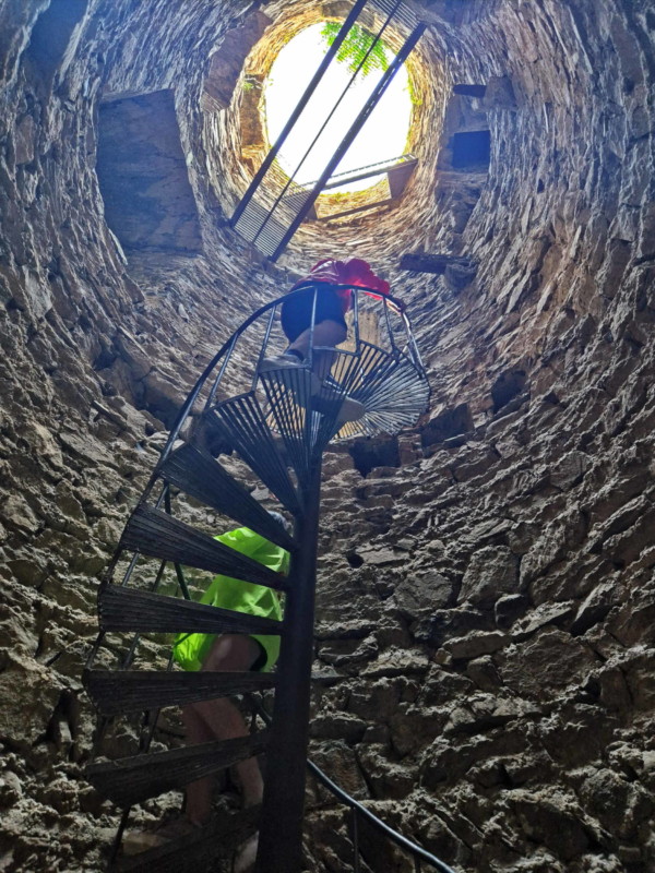L'escalier en colimaçon particulièrement raide et étroit. Château de Saillon