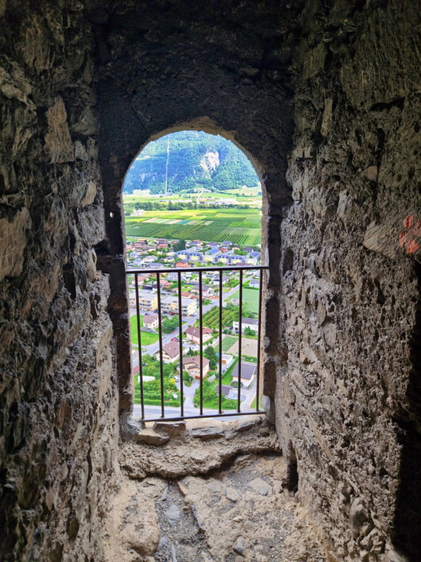 L'ancienne porte avec la ville actuelle de Saillon en arrière-plan. Château de Saillon