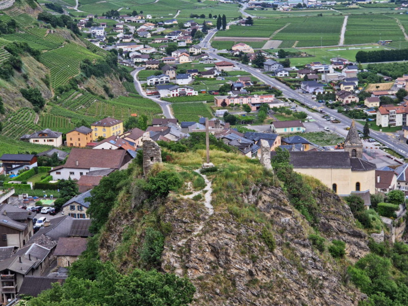 Vue sur le chemin qui mène à la croix depuis le sommet de la tour Bayard. Château de Saillon