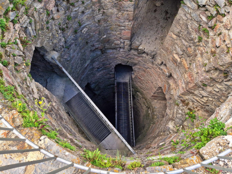 La vue sur les passerelles métalliques depuis le sommet de la tour. Château de Saillon