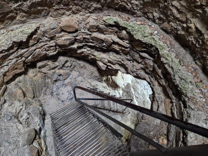 L'entrée avec les premiers escaliers métalliques droits. Château de Saillon
