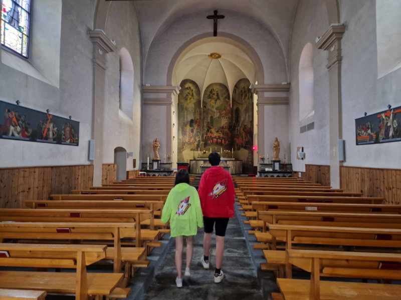 L'intérieur de l'église en direction du coeur.