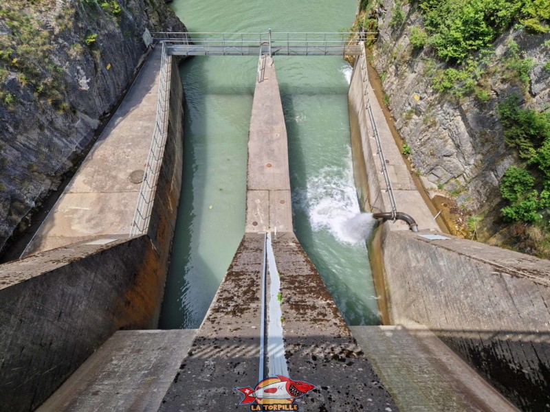 Une partie de l'eau du barrage n'est pas turbinée mais restituée à la Sarine. lac du Vernex, Rossinière, Pays d'Enhaut.