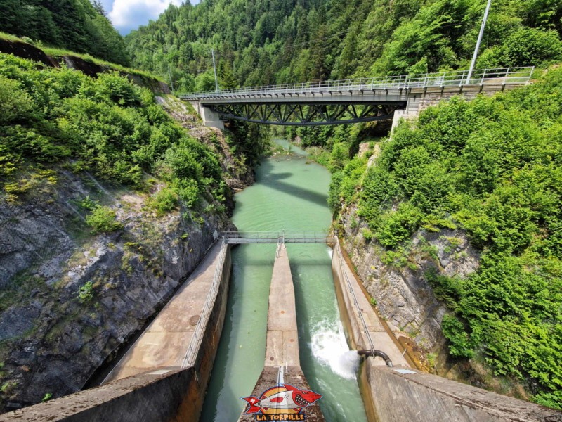 La sortie du barrage et le pont ferroviaire utilisé par le MOB (Montreux - Oberland - Bernois). lac du Vernex, Rossinière, Pays d'Enhaut.