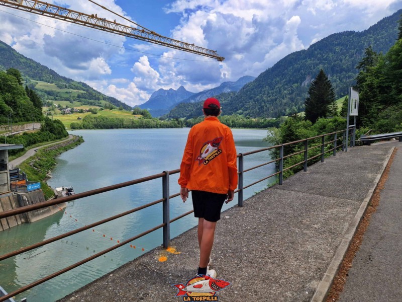 Le début du chemin depuis le barrage sur le flanc sud du lac. lac du Vernex, Rossinière, Pays d'Enhaut.