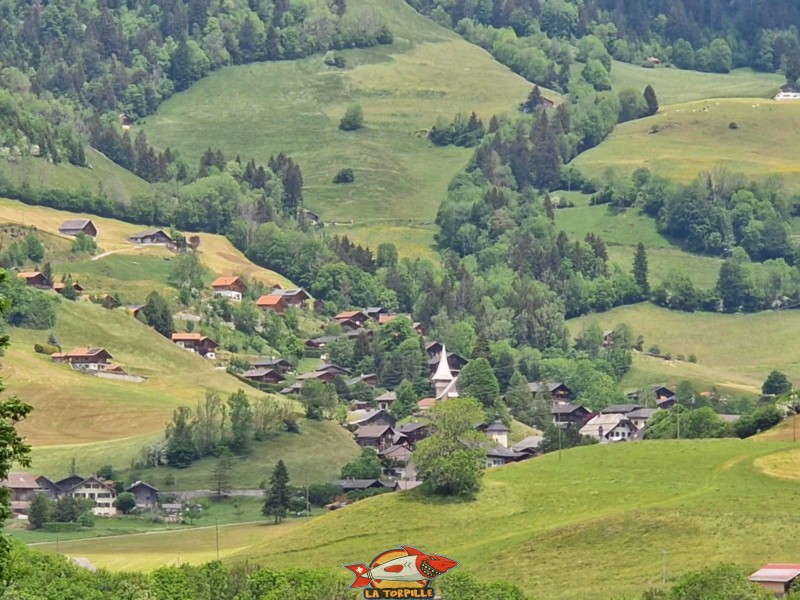 Un zoom sur le village de Rossinière avec, au centre, son église. lac du Vernex, Rossinière, Pays d'Enhaut.