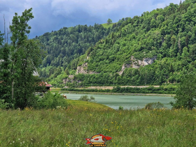 Une vue depuis le sud-est du lac. lac du Vernex, Rossinière, Pays d'Enhaut.