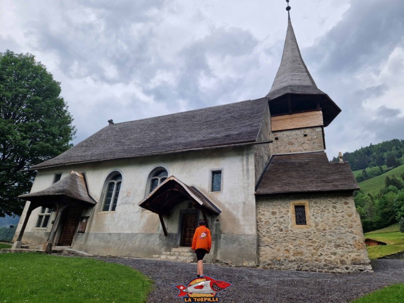 L'église protestante de Rossinière. Elle n'est plus catholique depuis 1555 et son annexion par Berne. lac du Vernex, Rossinière, Pays d'Enhaut.