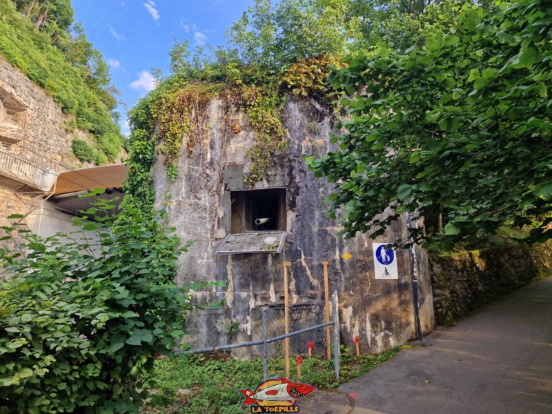 A la bifurcation, on peut voir un blockhaus du fort de Chillon avec son canon anti-char.