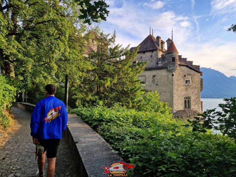 Le château depuis le chemin venant de la plage de Chillon.