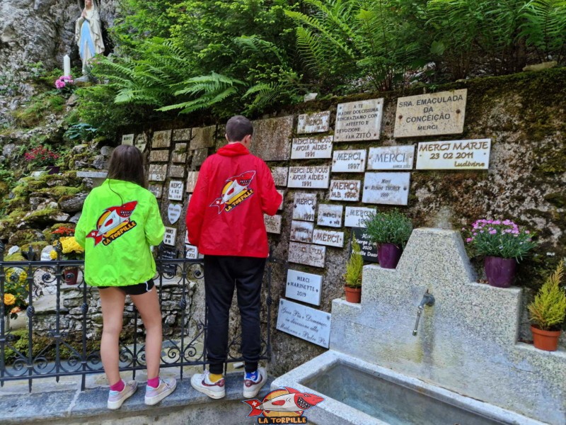 Des plaques en pierre en souvenir du passage de pèlerins.