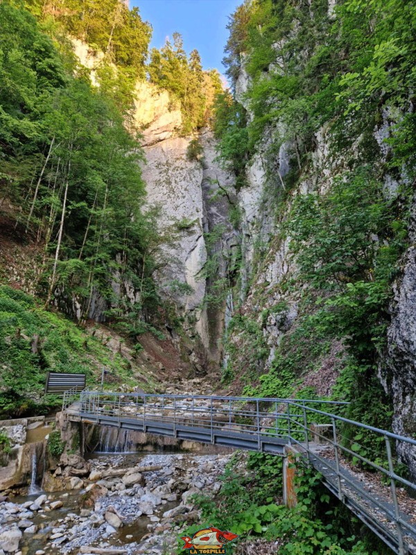 Une passerelle sur la rivière Taouna permet d'observer la cascade. Il n'est pas possible d'aller plus loin en raison de chutes de pierre. Même l'accès aux passerelles peut être fermé à certains moments.