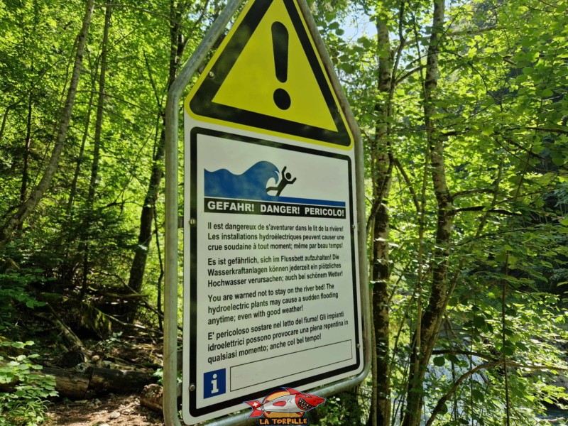 Un panneau qui vient rappeler sur le risque de crue en raison de la présence du barrage de Monstalvents quelques centaines de mètres en amont.