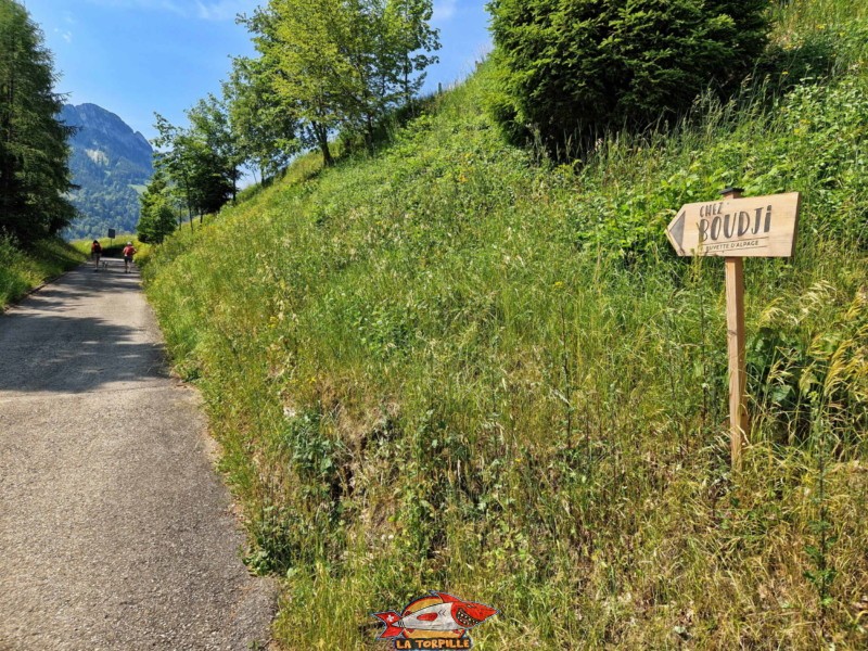 Le panneau indiquant le chemin vers la buvette d'alpage "Chez Boudji" au niveau du barrage.