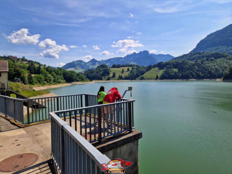 Les photos en direction amont du barrage de Montsalvens depuis son couronnement. Le lac de Montsalvens.