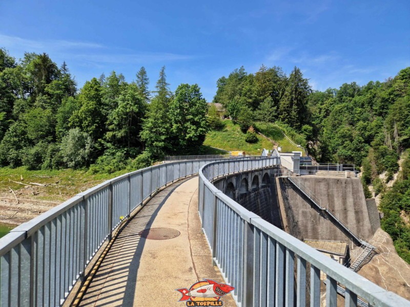 Les photos du chemin sur le couronnement du barrage de Montsalvens.