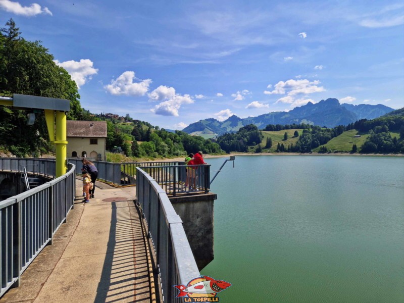 Les photos du chemin sur le couronnement du barrage de Montsalvens.