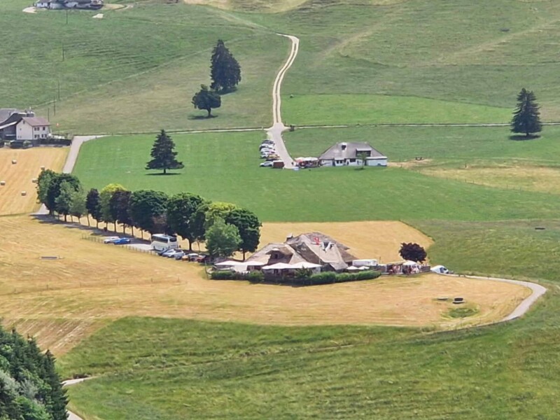 Des places de parking pour accéder au barrage de Montsalvens peuvent se trouver au niveau de la buvette chez Boudji. 10 minutes de marche suffisent alors pour rejoindre le barrage.