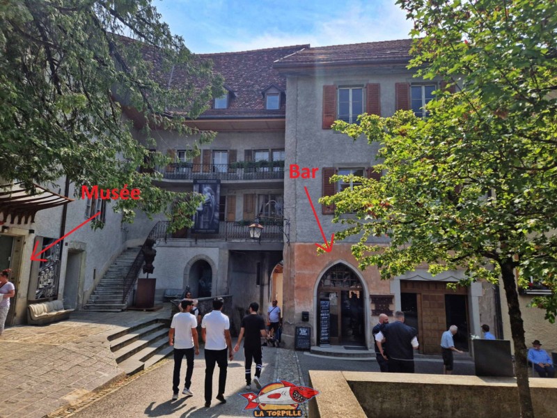 Le château St-Germain avec avev entrées du bar (droite) et du musée Giger (gauche).