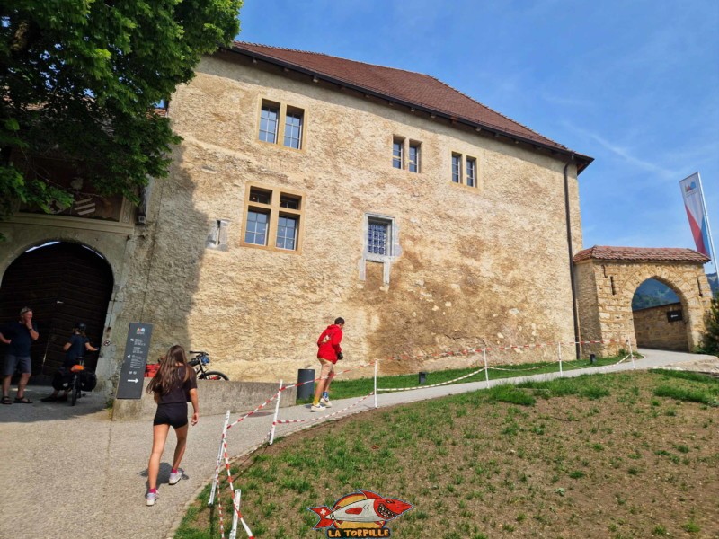 On contourne l'ancienne entrée médiévale du château par la droite.