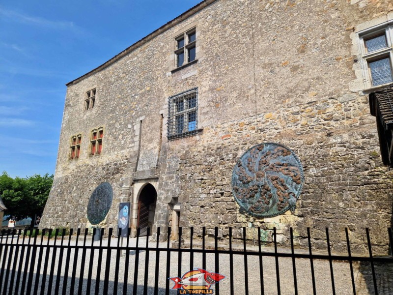 Les hauts murs de la face ouest du château de Gruyères avec son entrée principale.