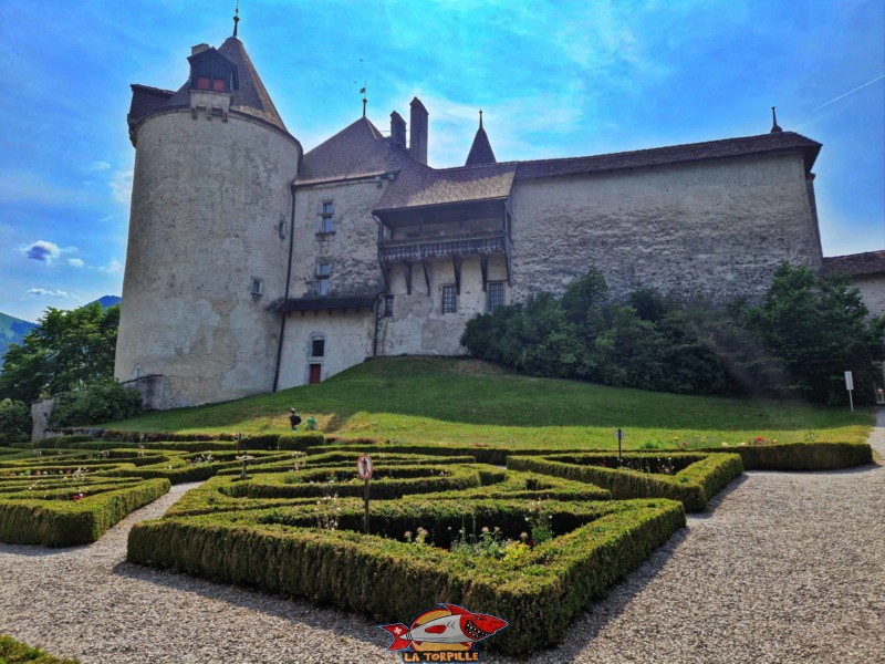 Le donjon du château sur la gauche.