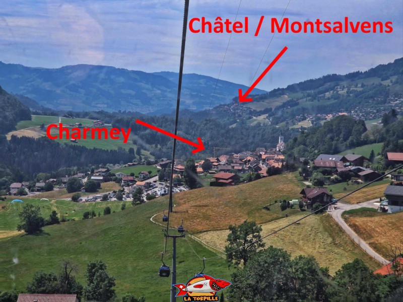 Vue sur la vallée de Charmey avec, sur la droite, le village de Châte/Montsalvens qui se trouve sur la parcout de la petite randonnée passant par les gorges de la Jogne.