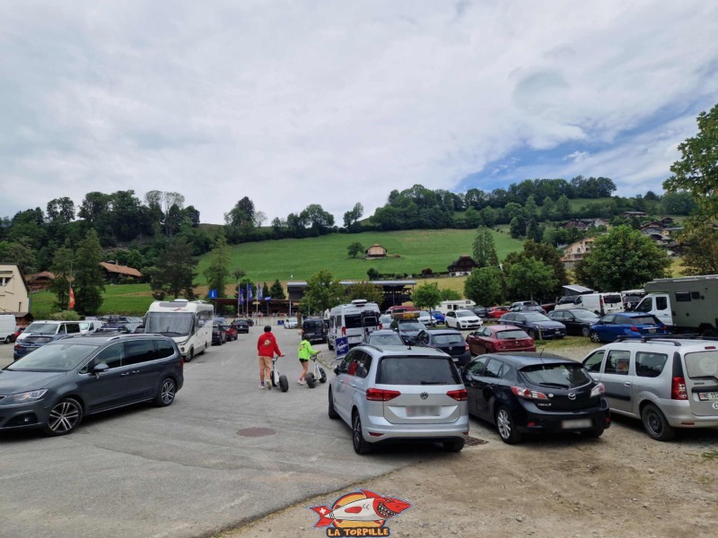 Les places de parking. Vallée des Tyroliennes, Charmey, Gruyère.