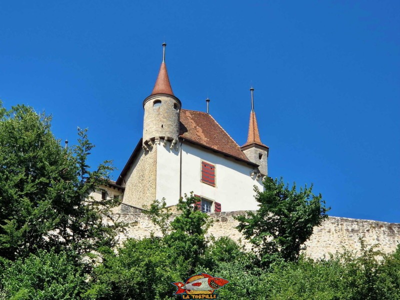 Vue depuis l'ouest sur le château de Lucens dans le canton de Vaud / Suisse