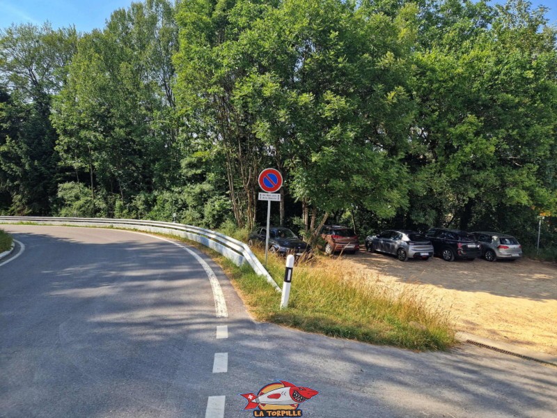 Un petit parking se trouve au bord de la route entre La Sarraz et Chevilly dans le district de Morges.