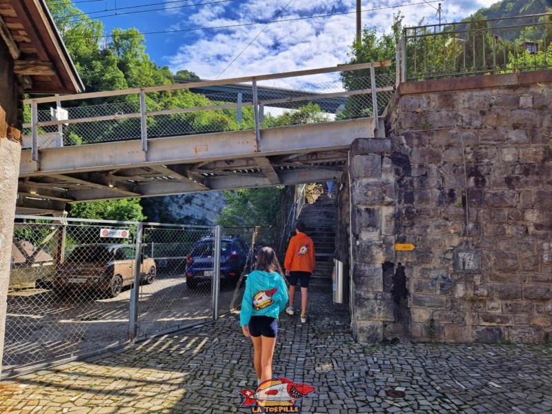 On arrive sous le pont. Si on tourne sur la droite, on arrive à la gare des Planches. Gorges du chauderon, Montreux.