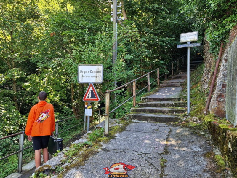 Le départ des gorges du Chauderon sur la gauche. Sur la droite, le fameux sentier du télégraphe. Gorges du chauderon, Montreux.
