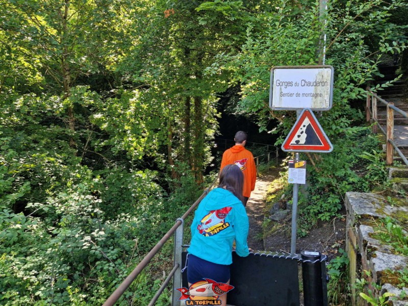 Le portillon d'entrée dans les gorges avec un panneau rappelant que le chemin est un sentier de montagne malgré son point de départ à Montreux. Gorges du chauderon, Montreux.