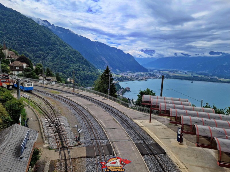 La gare du train avec, en arrière-plan, la région de Villeneuve. Gorges du chauderon, Montreux.