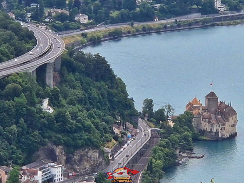 Un zoom sur le château de Chillon et le viaduc autoroutier qui le surplombe.