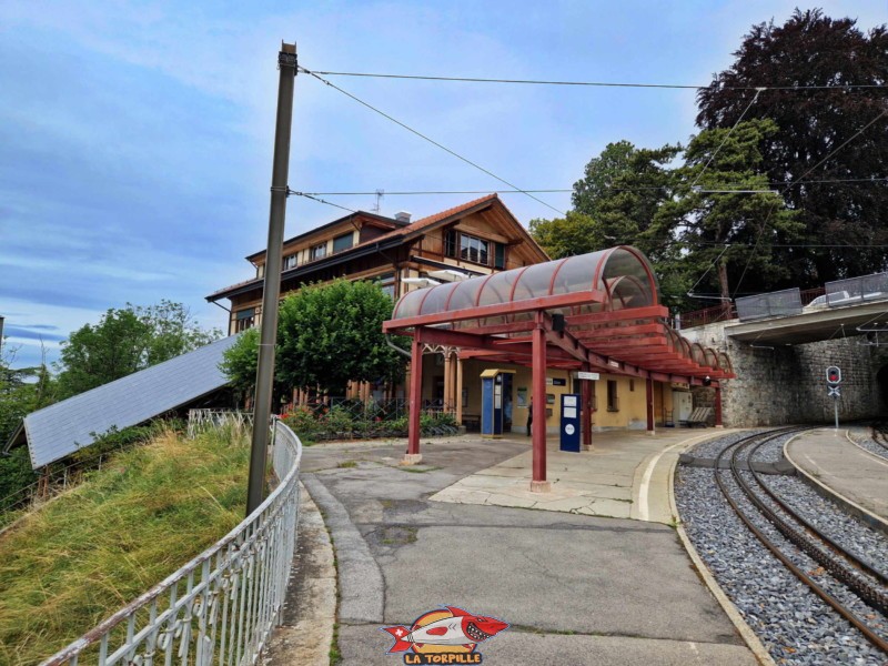 La gare du train à crémaillère sur la droite et le couvert de l'arrivée du funiculaire sur la gauche. Gorges du chauderon, Montreux.