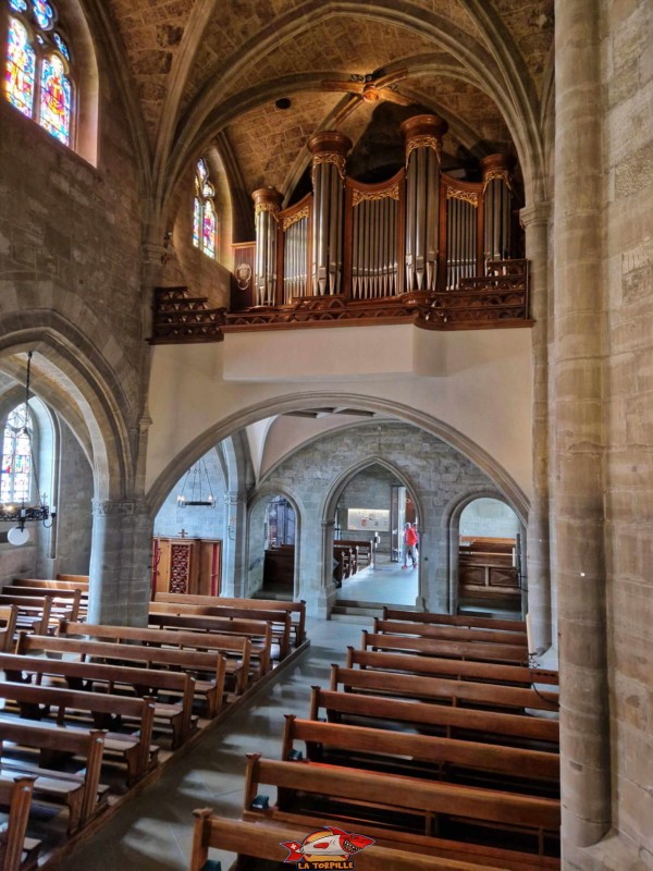 nef de la collégiale de Romont en direction de l'orgue