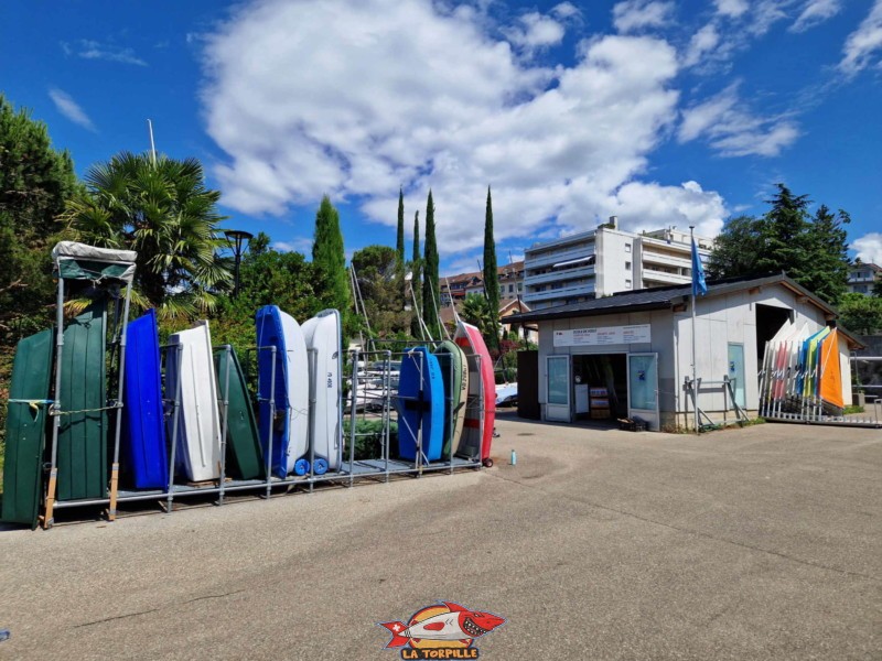 L'école de voile du cercle de voile de Vevey - La Tour se trouve dans le port de la Tour-de-Peilz.