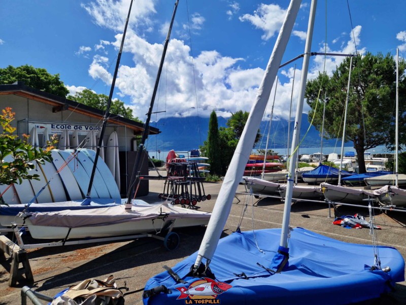 L'école de voile du cercle de voile de Vevey - La Tour se trouve dans le port de la Tour-de-Peilz.