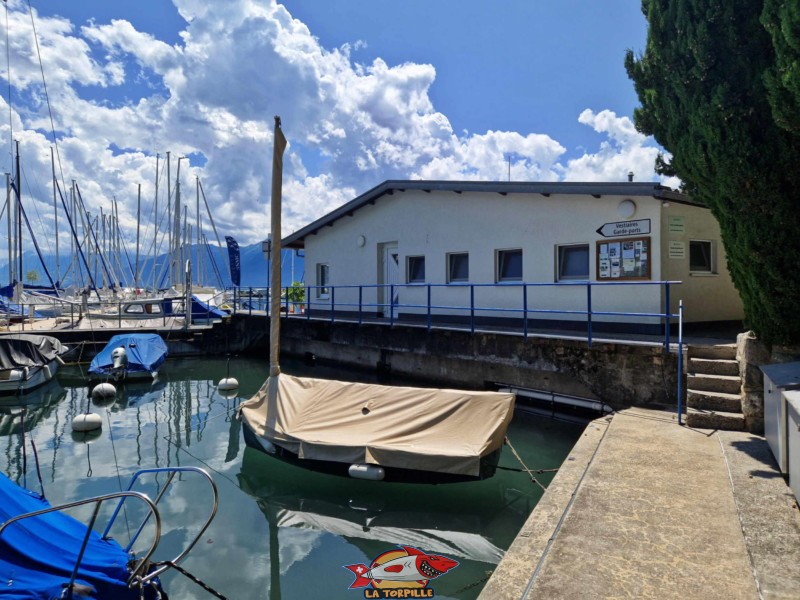 Le quai du Basset avec le bâtiment de la société nautique de Montreux-Clarens (snmc).