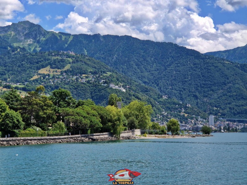 Photo depuis le port du Basset de Clarens. L'avancée de pierres à l'endroit où la Baye de Montreux se jette dans le Léman. Tout en arrière-plan, la tour de Montreux.