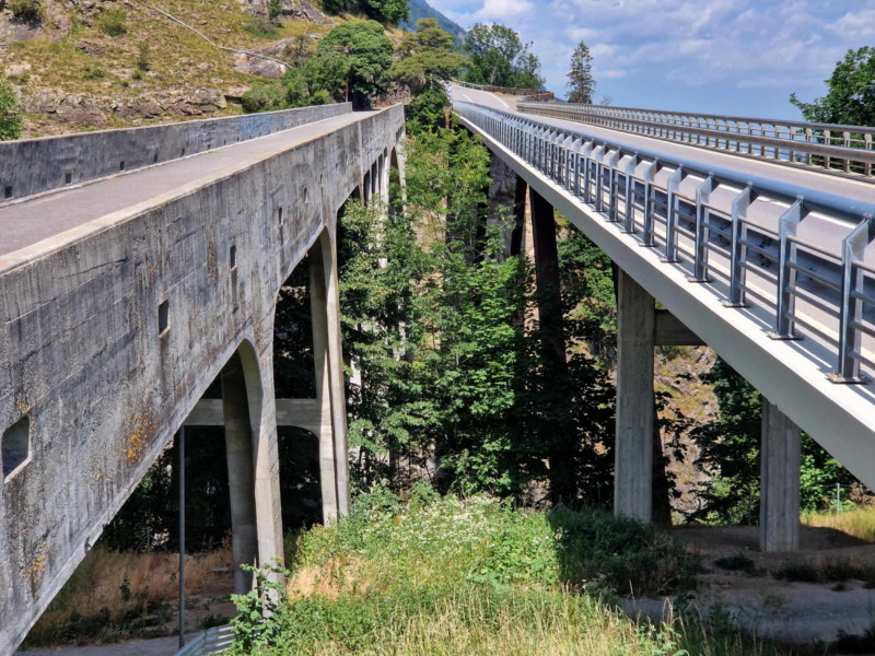 Les pont de Gueuroz. Ils permettent de relier les Marécottes ou Salvan, dans la vallée du Trient, à Martigny dans la vallée du Rhône.