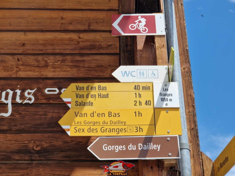 Un panneau indicateur dans le village des Granges. Il faudra une heure de marche pour rejoindre Van d'en Bas au niveau du sommet des gorges du Dailley.